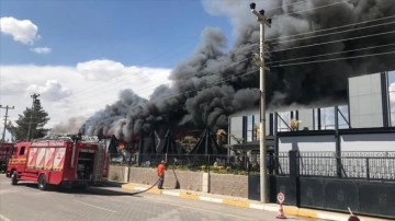 Diyarbakır'da fabrikada çıkan yangına müdahale ediliyor