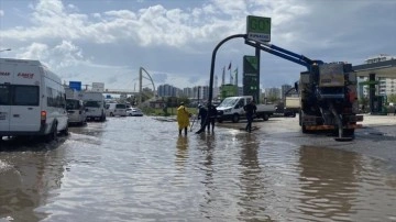 Diyarbakır'da sağanak su baskınlarına sebep oldu