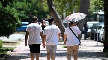 Doğu Akdeniz'de mevsim normalleri üstünde seyreden sıcak hava vatandaşları bunaltıyor