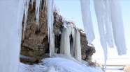 Doğu&#039;da dondurucu soğuklarda 5 metrelik buz sarkıtları oluştu