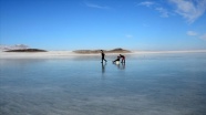 Dondurucu soğuklar nedeniyle buz tutan şelale ve göller görenleri hayran bırakıyor
