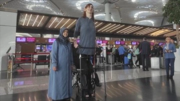 &quot;Dünyanın en uzun boylu kadını&quot; THY'nin desteğiyle ilk kez uçağa bindi