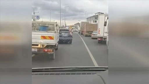 Düzce'de fermuar sistemiyle ambulansa yol verilmesi kameralara yansıdı