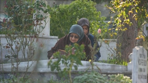 Düzce Depremi'nde hayatını kaybedenler mezarları başında anıldı