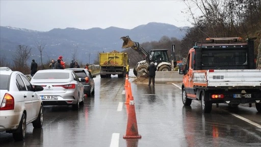 Düzce-Gölyaka Bağlantı Yolu'nda heyelan ulaşımı aksattı