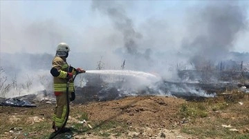 Düzce'de çöplükten tarlalara sıçrayan yangın kontrol altına alındı
