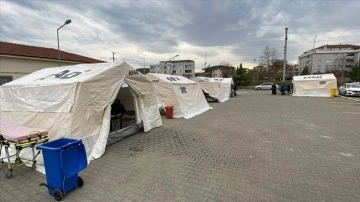 Düzce'de hastane bahçesine olası yoğunluğa karşı AFAD çadırları kuruldu