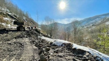 Düzce'de heyelan nedeniyle köy yolunda çökme meydana geldi