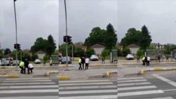 Düzce'de polisler yaşlı adamı kucaklayarak yolun karşısına geçirdi