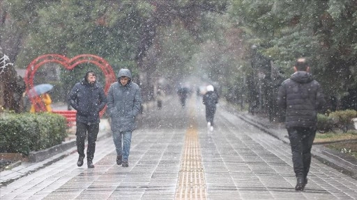 Edirne ve Kırklareli'nde kar yağışı aralıklarla etkili oluyor