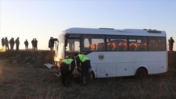 Edirne'de memurları taşıyan servis minibüsünün lastiği patladı, 8 kişi yaralandı