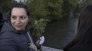 Edirne'de sabahın ilk ışıklarında dileklerin yazılı olduğu kağıtlar Tunca Nehri'ne bırakıl