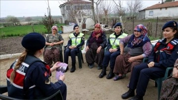 Edirne'nin kadın jandarma timi köylerde yoğun mesaiyle bilgilendirme yapıyor