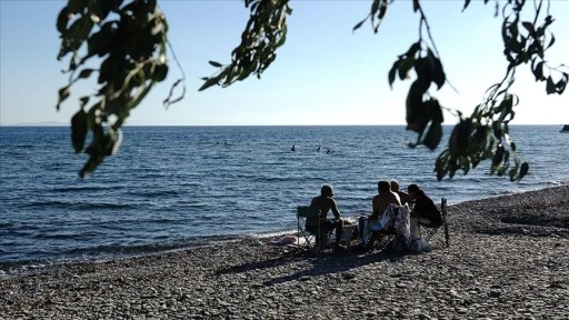 Edremit Körfezi'nde eylüle veda ederken 'pastırma yazı'nda deniz keyfi yaptılar