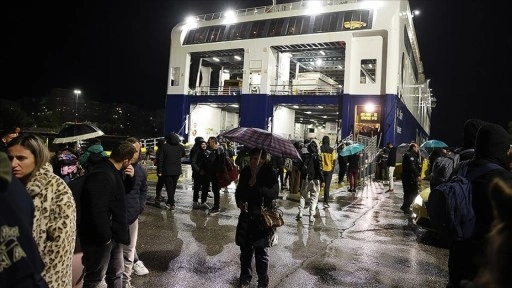 Ege'deki sismik hareketlilik nedeniyle yaklaşık 9 bin kişi Santorini Adası'nı terk etti