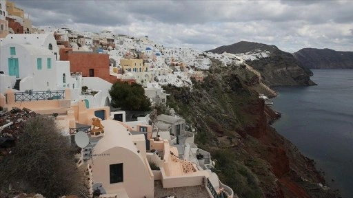 Ege'deki Yunan adası Santorini'de heyelan riski