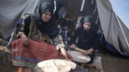 Ekmek yapıp dağıtarak Filistinli göstericilere destek oluyor