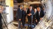 Ekonomi Bakanı Zeybekci Londra'da 'Dilek Makinası' adlı eseri gezdi