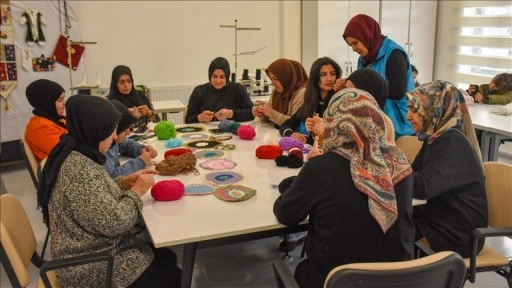 El işi örgülerle ağaçları süsleyerek temiz bir doğaya dikkati çekiyorlar