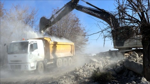 Elazığ'da ağır hasarlı 10 bin 33 binanın enkazı kaldırıldı