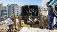 Elazığ'da depremzedelerin ev eşyaları jandarma araçlarıyla taşınıyor