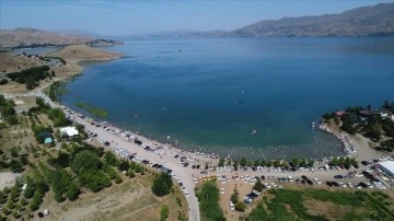 Elazığ'da Hazar Gölü'nde bayram yoğunluğu yaşanıyor