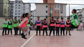 Elazığ'da ilkokul öğrencileri geleneksel oyunlarla buluşuyor