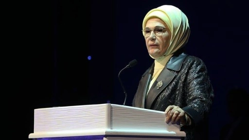 Emine Erdoğan'dan Türk bilim insanlarının Antarktika'da mikroplastik tespitine ilişkin pay