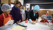 Emine Erdoğan, öğrencilerle kurabiye yaptı