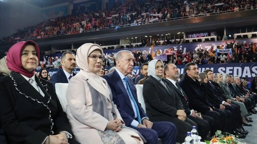 Emine Erdoğan: Yeni yönetimde bayrağı devralan kıymetli dava arkadaşlarımıza başarılar diliyorum