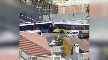 Eminönü'nde İETT otobüsü tramvaya çarptı