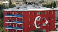 Emniyet amirliği binası Türk bayrağına boyandı