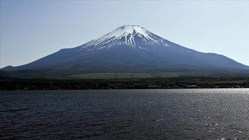 En sıcak yazın ardından Fuji Dağı'na mevsimin ilk karı çok geç düştü