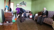 En ücra köylere giderek dışarı çıkamayan yaşlıların evlerini temizliyorlar