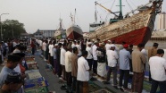 Endonezya&#039;da milyonlarca Müslüman bayram namazını caddelerde kıldı