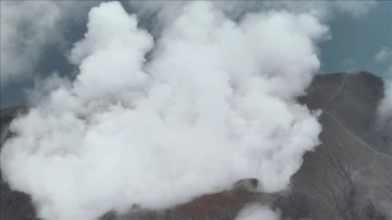 Endonezya'da patlayan Lewotobi Laki-Laki Yanardağı 800 metreye kül püskürttü