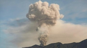 Endonezya'daki Ibu Yanardağı'nda yeni patlama meydana geldi