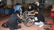 Engellilerin tekerlekli sandalyelerini onaran liseliler gönüllere dokunuyor