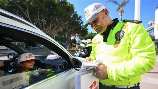 Enkazdan ailesini kurtaran emniyet müdürü, "trafikte canlar ölmesin" diye görev yapıyor