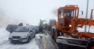 Erciyes'e kar yağdı, 15 araç zincirleme kazaya karıştı