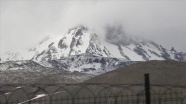 Erciyes'in yüksek kesimlerine kar yağdı