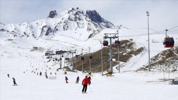 Erciyes Kayak Merkezi 'suni karlama'yla kayakseverlerin hizmetinde