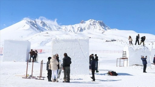 Erciyes'teki kar kazma kürekle sanat eserine dönüşüyor