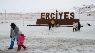 Erciyes'te kar yağışı etkili oluyor