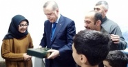 Erdoğan pankart açan genç kızın evini ziyaret etti