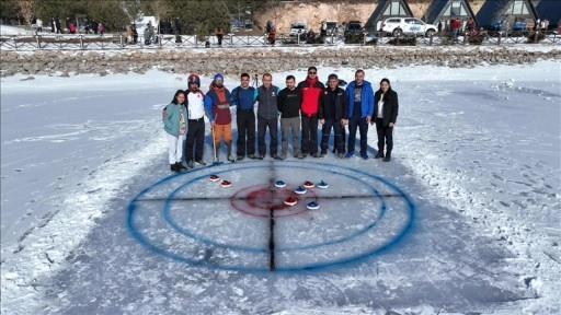 Erzincan'da donan göl üzerinde curling heyecanı