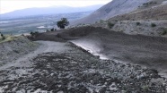 Erzincan&#039;da sağanak nedeniyle taşan dere hasara yol açtı