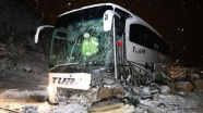 Erzincan'da yolcu otobüsünün iş makinesine çarpması sonucu 17 kişi yaralandı