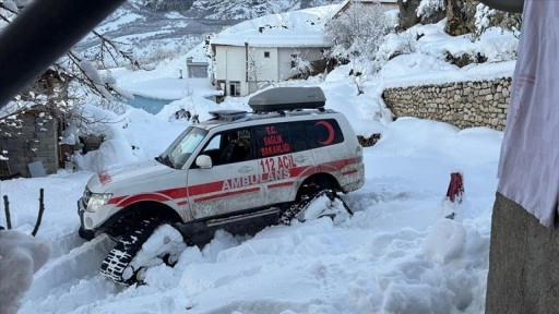 Erzincan'da yolu kardan kapanan köydeki hastaya paletli ambulansla ulaşıldı