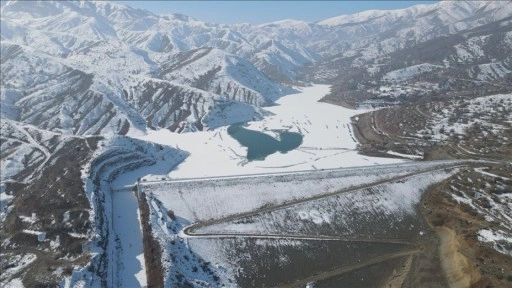 Erzincan'daki Göyne Barajı'nın büyük bölümü kar ve buzla kaplandı